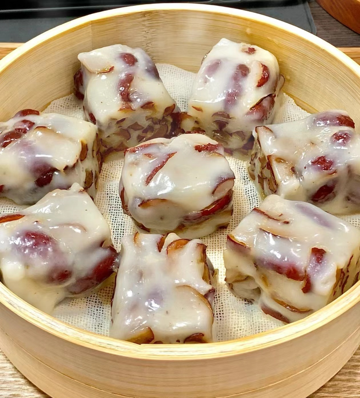 Pastel de arroz pegajoso con leche y dátiles rojos